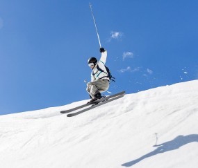 开云体育官方网站-孤注一掷的巅峰对决，英超争冠焦点战中的异类奇迹，奇才如何以非典型方式正面击溃猛龙