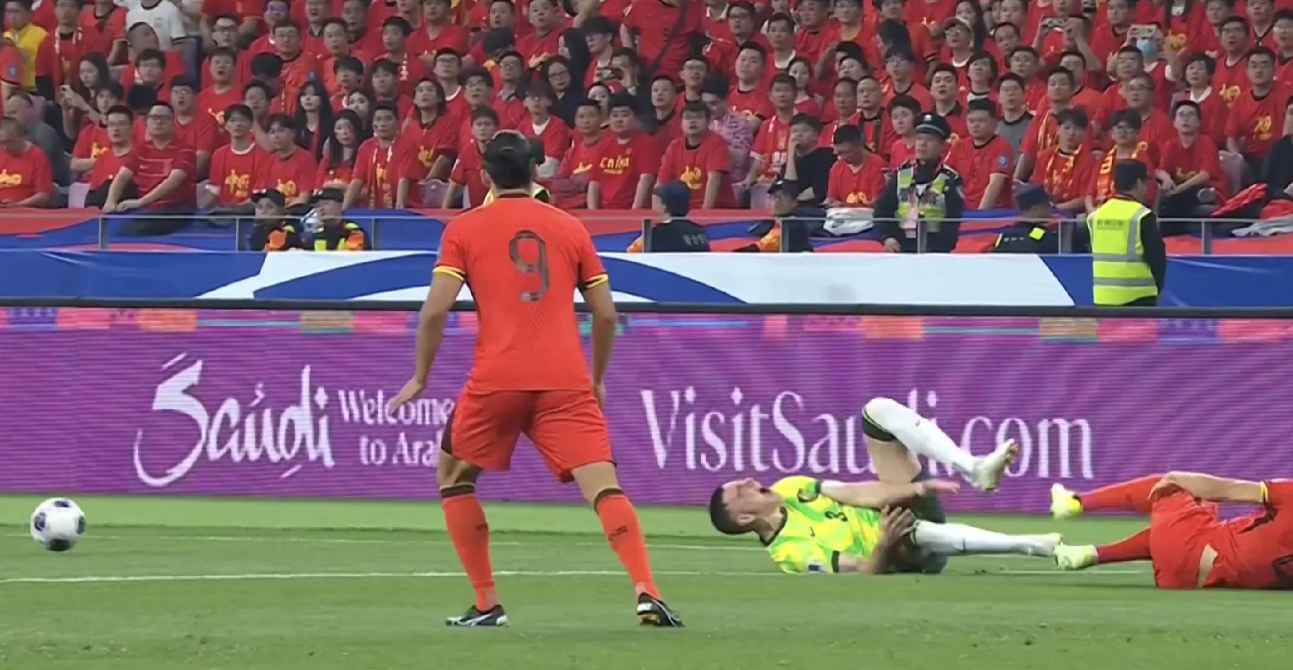 对手连续进攻，球队丢球惨重